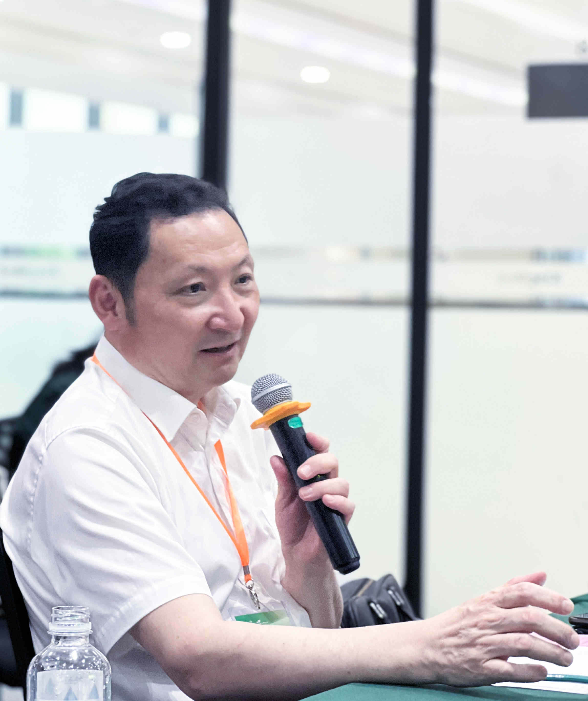 大會(huì)主席歐陽平教授致開幕辭